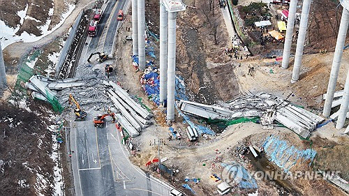 서울세종고속도로의 건설 현장에서 교량 연결작업 중 교각에 올려놓았던 상판이 무너져 내려 작업 중이던 인부들이 숨지거나 다쳤다. 25일 오전 9시 49분 경기도 안성시 서운면 산평리 소재 서울세종고속도로 천안~안성구간 9공구 천용천교 건설 현장에서 교각에 올려놓았던 상판 4∼5개가 떨어져 내렸다. 사진은 사고 현장 모습. [안성=연합뉴스]